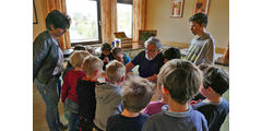 Vorschulkinder in der „Galerie“ von Stadtpfarrer Kowal (Foto: Karl-Franz Thiede)